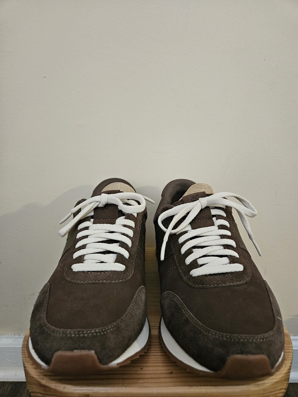 Kizik Men's Brown  Lace-Up Sneakers - Classic Casual Style, Size 10